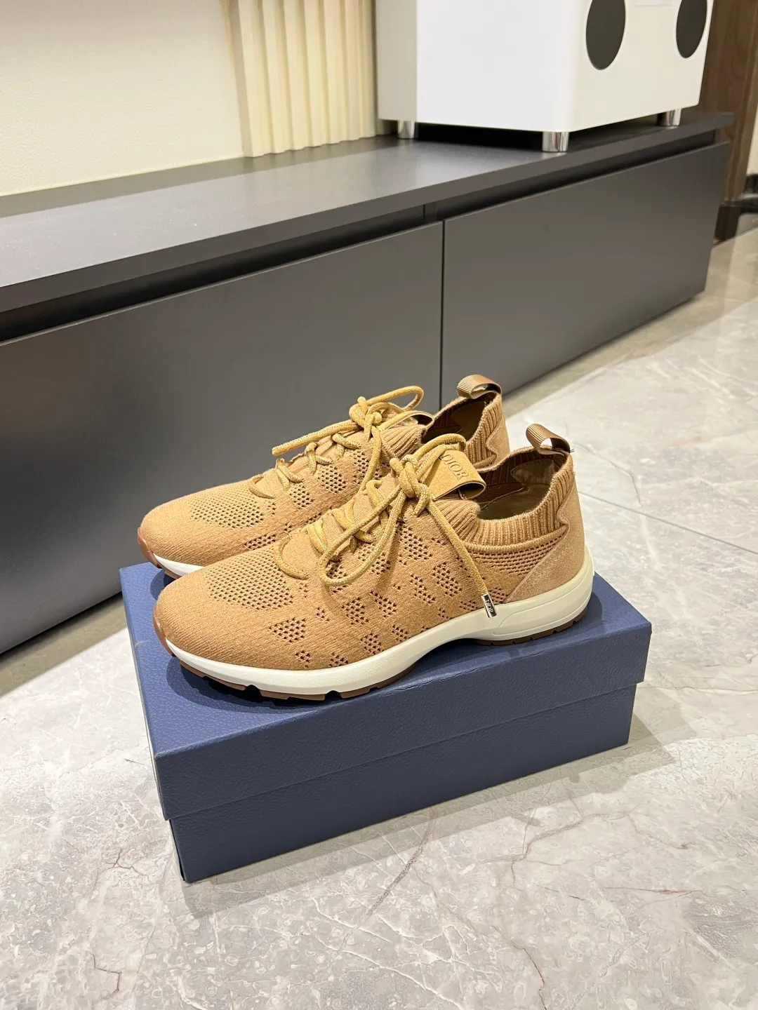 p380 Dior B80 sneakers are a new product of Dior men's series, focusing on comfort and fashion. The upper is made of breathable mesh + fabric splicing, which is lightweight and fits the shape of the foot, making it super comfortable for daily wear. The sole is made of rubber, which has great grip and wear resistance, and is suitable for commuting or light sports. The overall style is simple, the gray tone is versatile, and the shoelaces are adjustable for a more stable fit. Designed by Kim Jones, it is both practical and trendy. It is one of the new hot items in early spring①. size: 38-45 (45 customized)